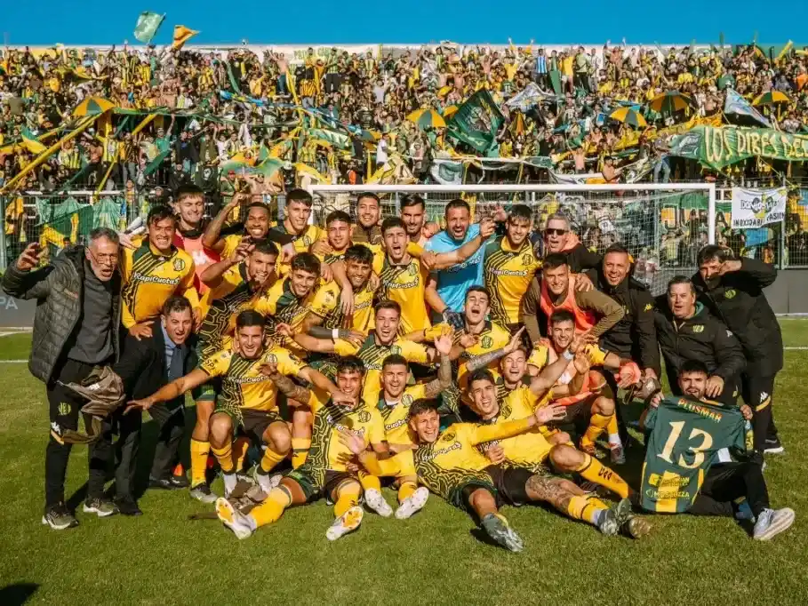 El plantel de Aldosivi celebrando el pase histórico a octavos de final en Copa Argentina, tras eliminar a Estudiantes de La Plata por penales en Varela.