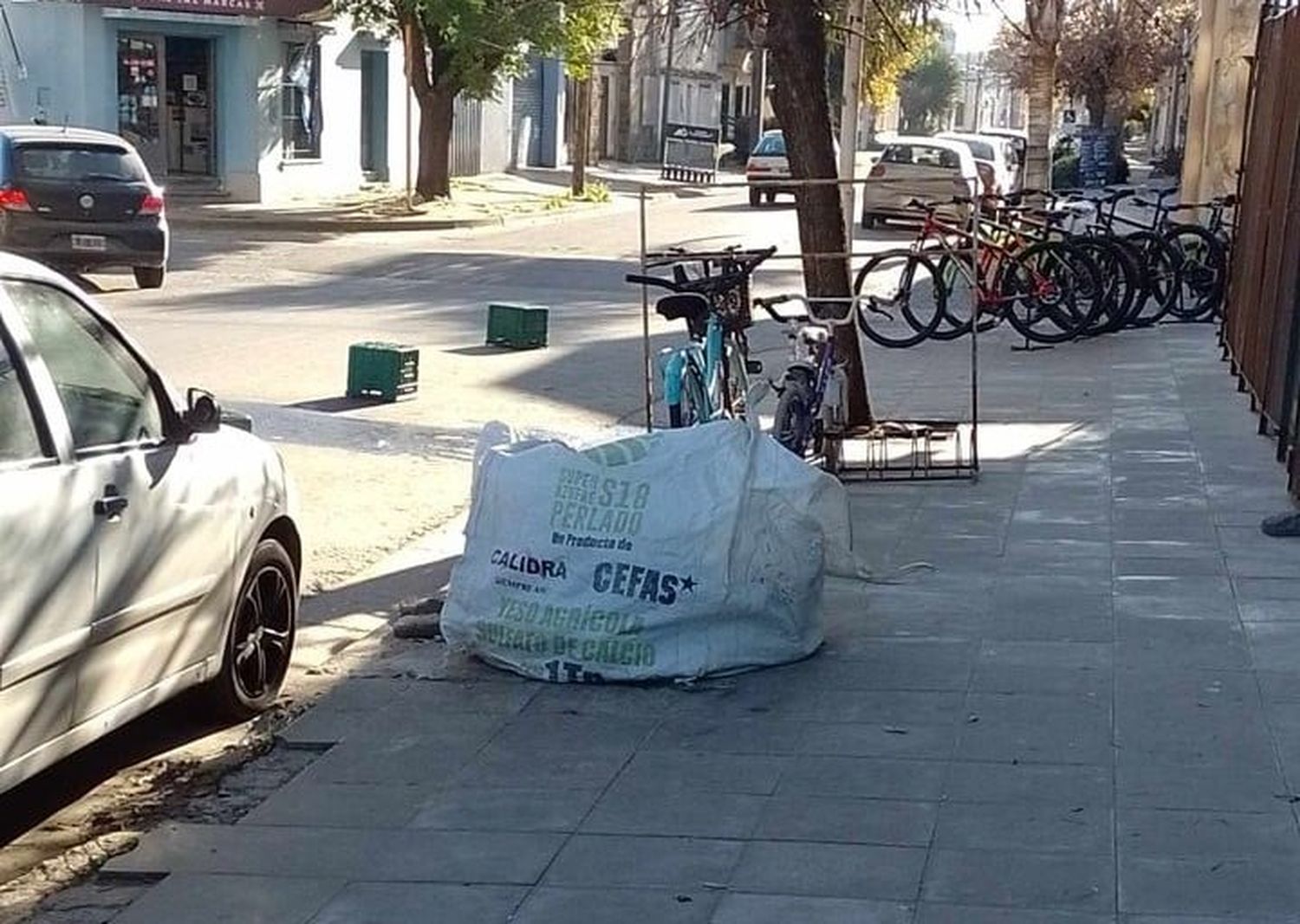 Sergio reporta la obstrucción de la vereda de Salta y Pavón para que Inspección tome medidas.