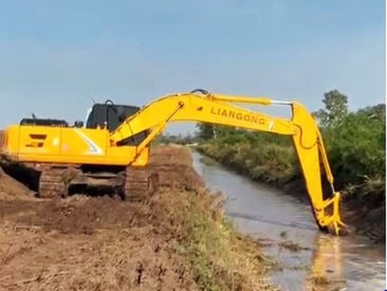 Se realizan trabajos de desagües en el canal de los ingleses.