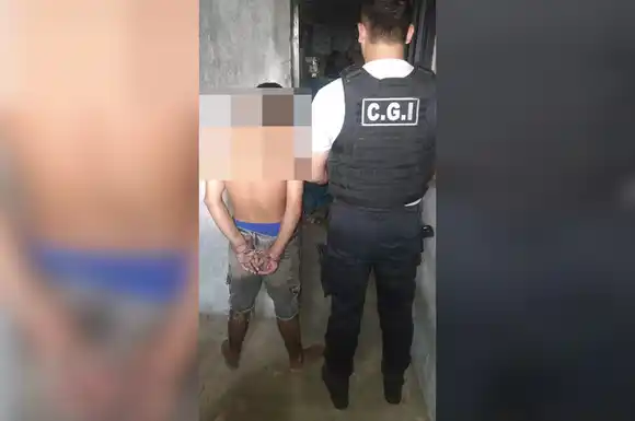 Un menor de edad fue interceptado con una moto a la par: era robada