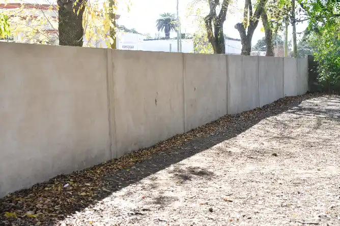 Obras en escuelas: nuevo paredón en la EP N°5 y ES N°4 y trabajos de gas en el barrio Parque Girado