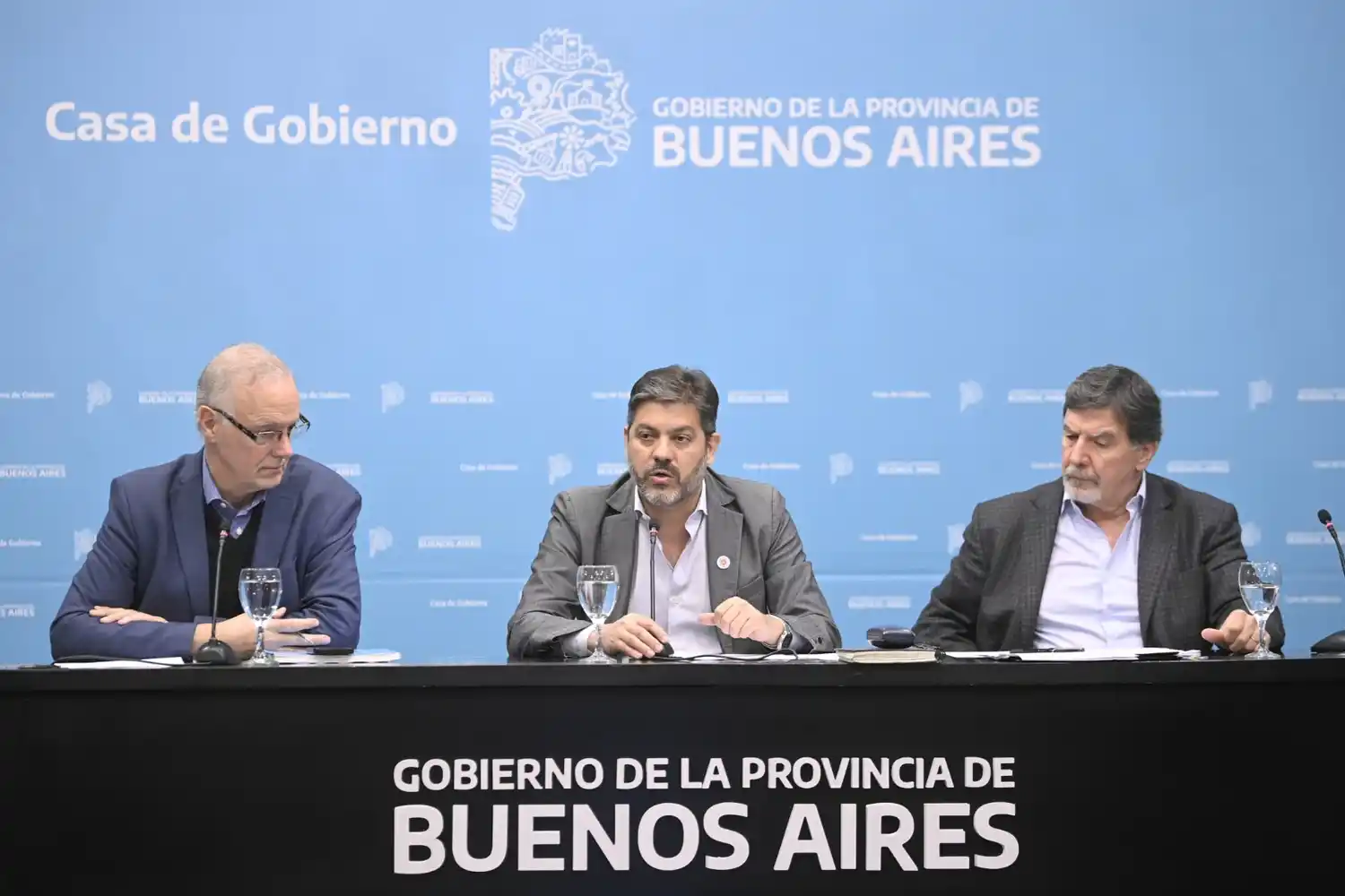Bianco anunció las licitaciones en conferencia de prensa.