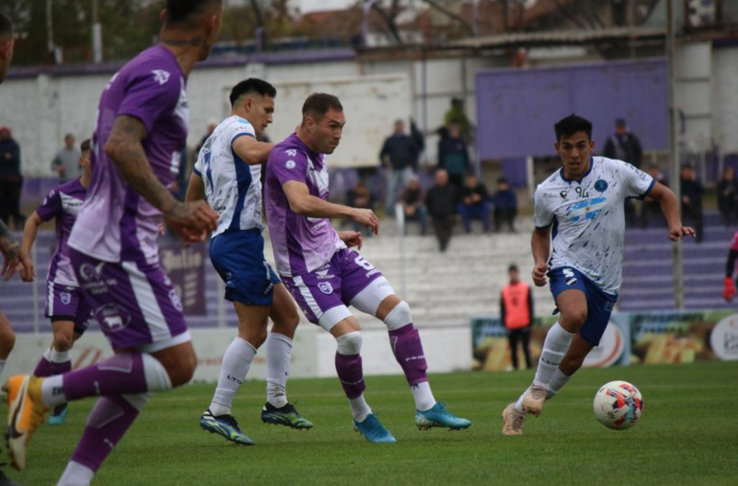 Alvarado estuvo cerca, pero sumó un empate