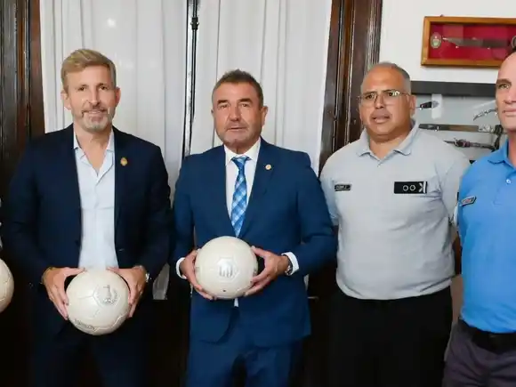 El Servicio Penitenciario presentó la pelota Torreón confeccionada en unidades penales