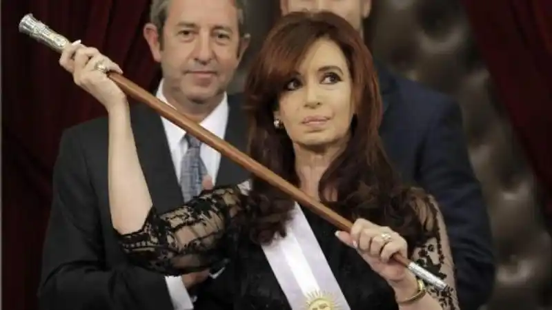 Sobreseyeron a Cristina Kirchner en la causa por el bastón presidencial