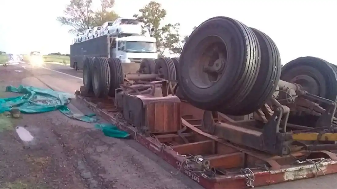 Un camión volcó su acoplado de madera que quedó esparcida por la ruta 