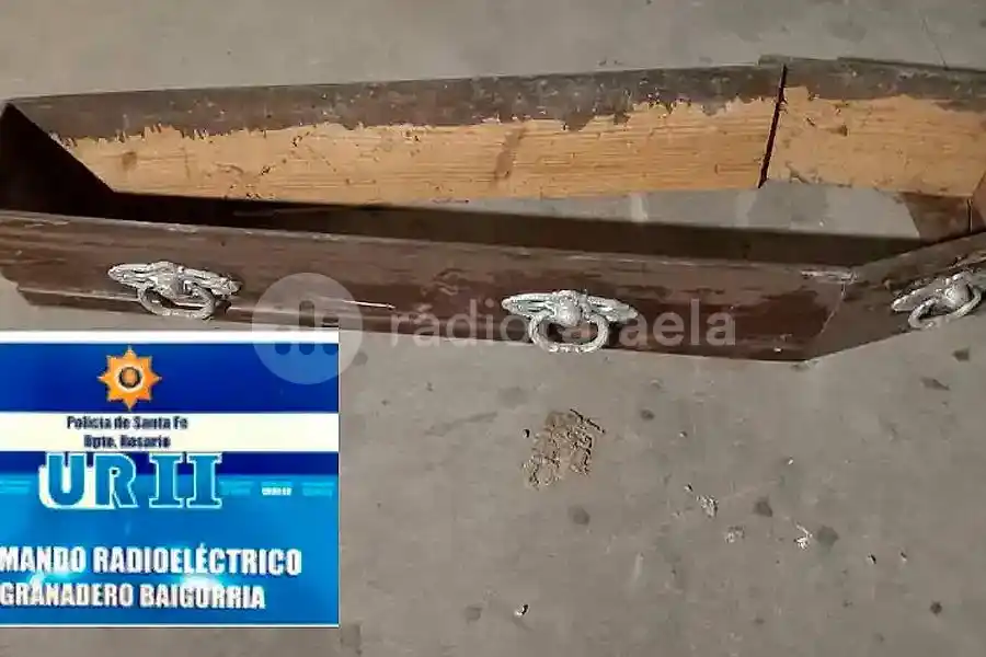 Los buscaban por robar cables y les encontraron un ataúd que se llevaron del cementerio