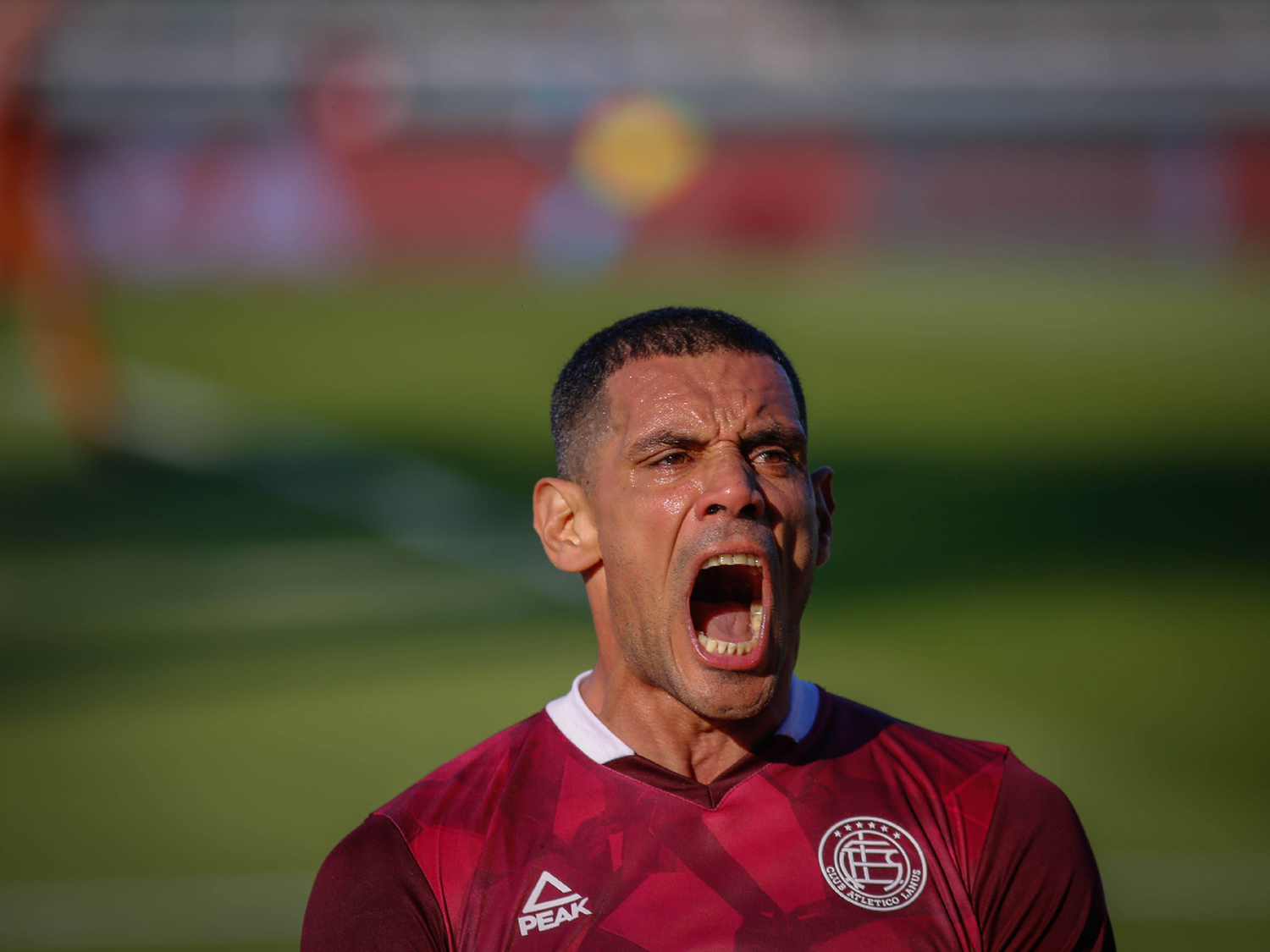 Lanús derrotó a Aldosivi y se afianza en la punta
