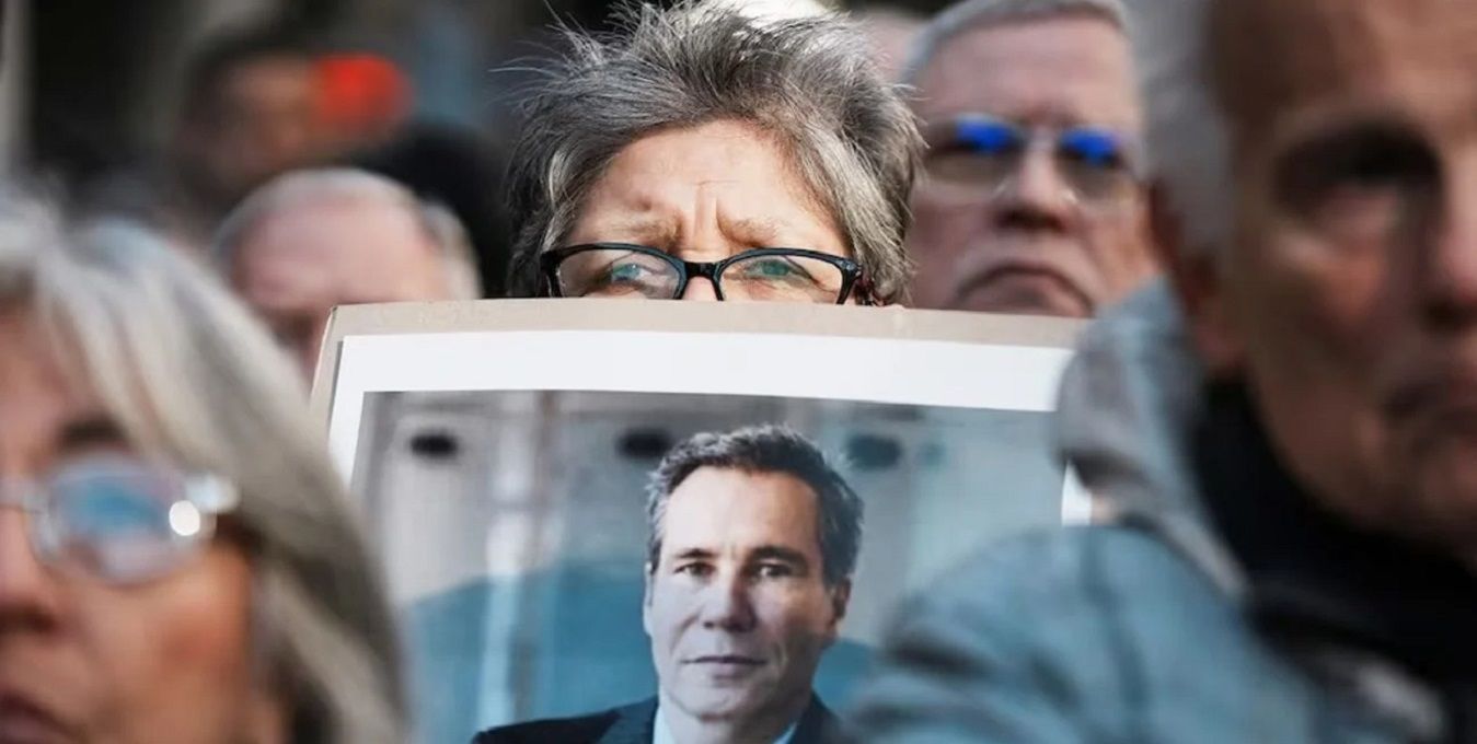 Una manifestante sostiene un cartel con la foto del fallecido fiscal Alberto Nisman.