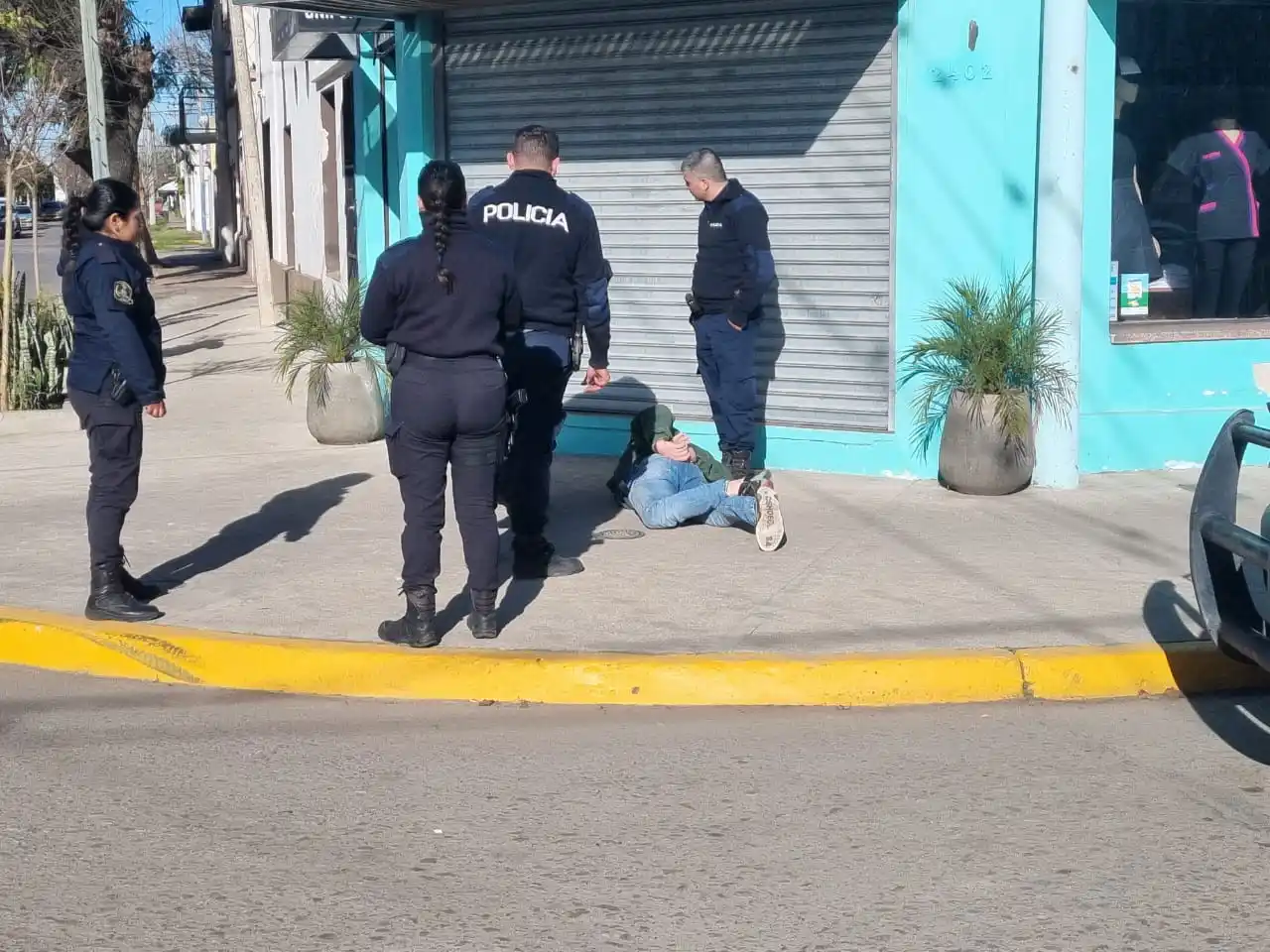 Policía logró interceptar a un hombre que se desplazaba en un auto blanco en la esquina de Mitre e Irlanda.