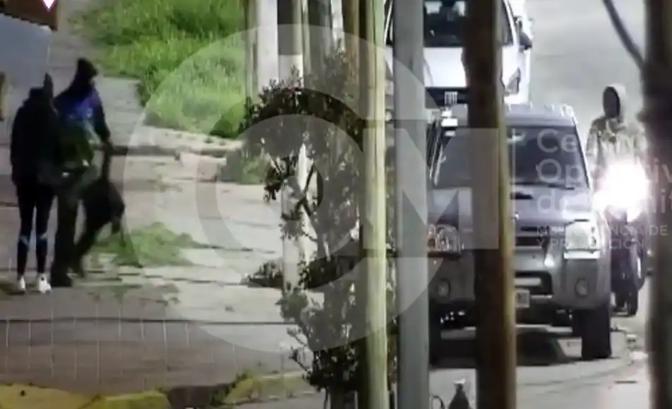 Ladrón a punta de pistola arrebata una  mochila a una mujer