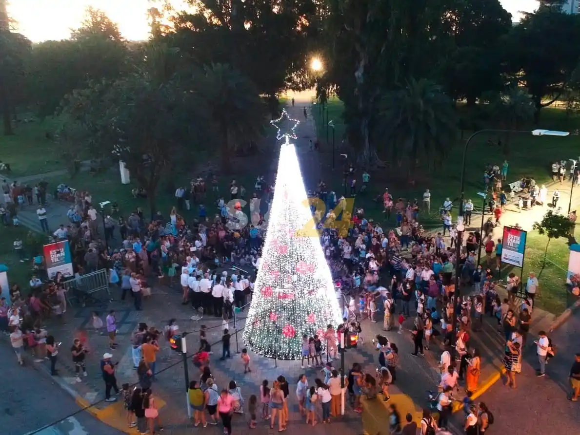Las luces del arbolito se encendieron con mejores deseos
