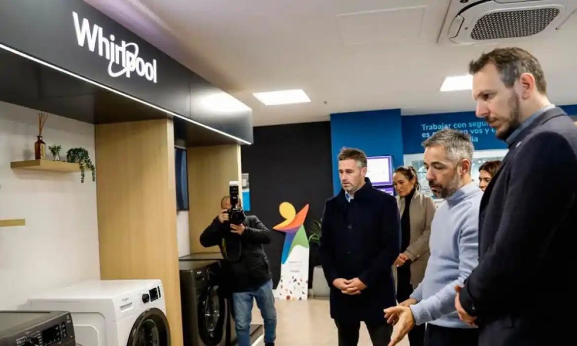 Achával durante una de las recorridas en la empresa Whirpool, el año pasado. 