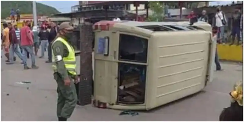 TRIFULCA por gasolina entre ciudadanos y GNB deja 3 heridos en Boca de Uchire