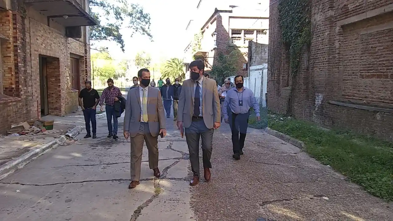 Derrame de combustible: El Juez Viri y Prefectura inspeccionaron el ex Frigorífico