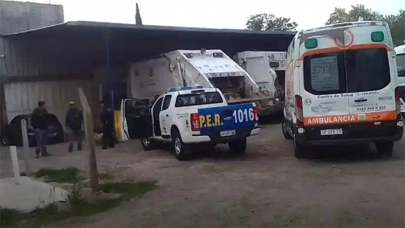 Un empleado municipal fue atacado a golpes con una cadena y un casco dentro de un baño