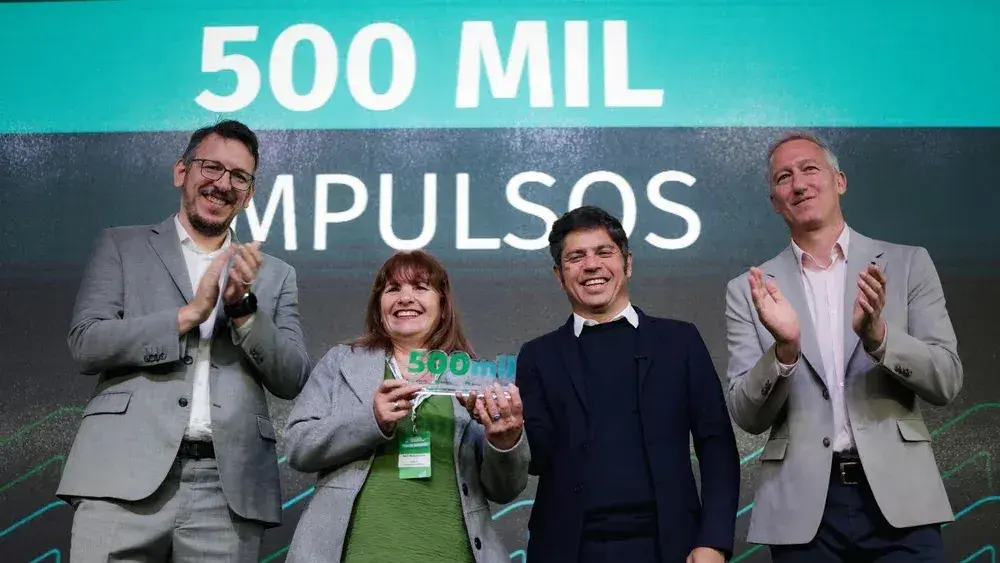Axel Kicillof encabezó la entrega del crédito número 500.000 de Provincia Microcréditos.