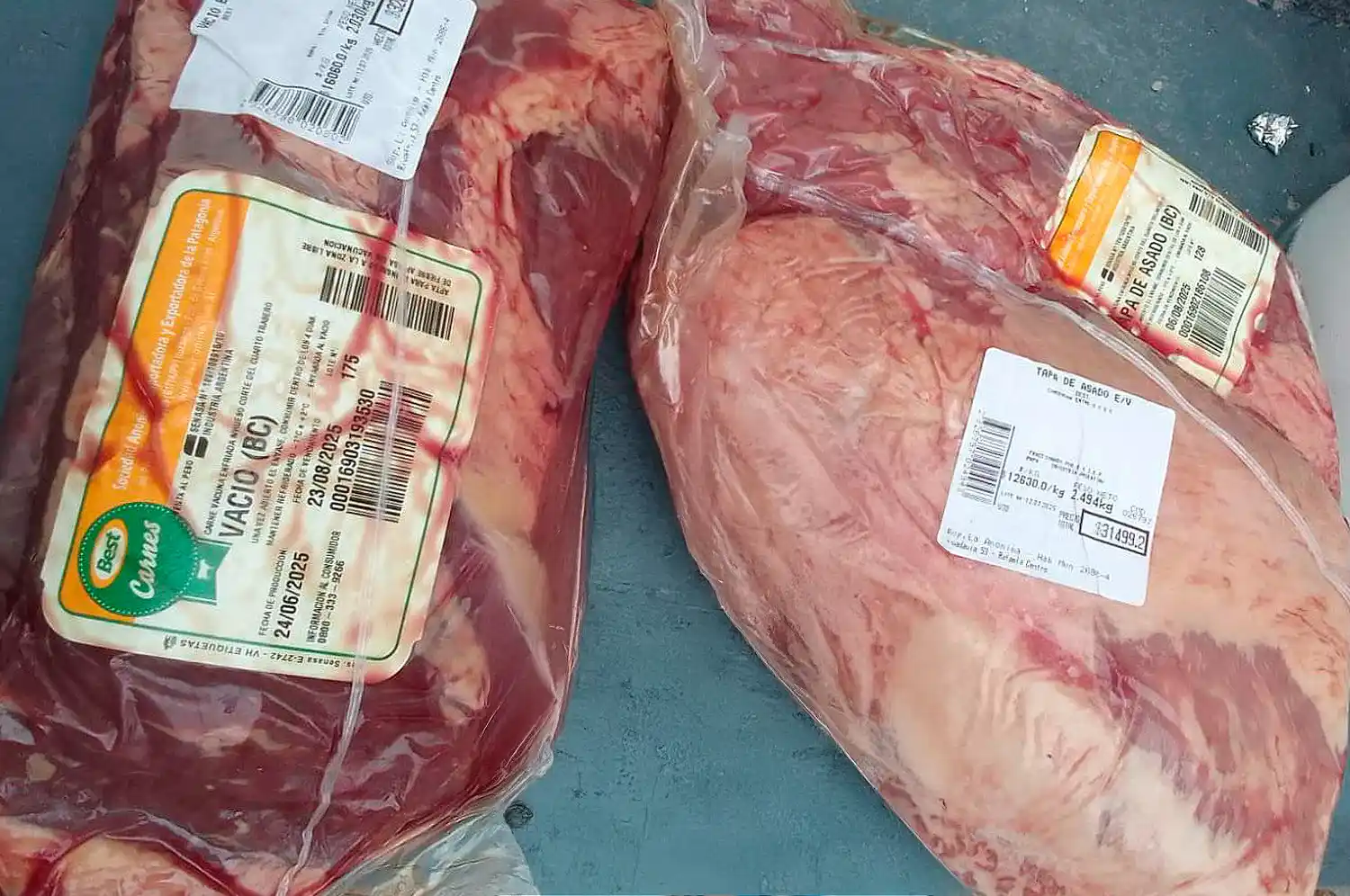 Entró al súper, "no encontró" lo que buscaba y salió con 4,5kg de carne bajo la ropa: detenido