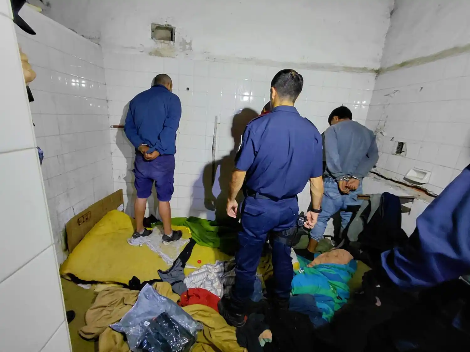 Se quisieron robar el desfribilador que está al lado del puente: fueron capturados en un baño abandonado del Parque Unzué