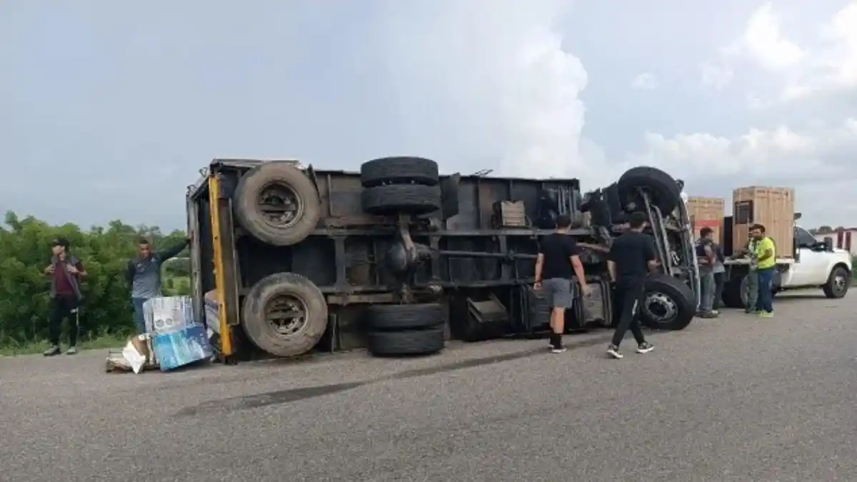 Camión con electrodomésticos se volcó en carretera Lara-Zulia y chofer regaló productos (FOTOS+VIDEO)