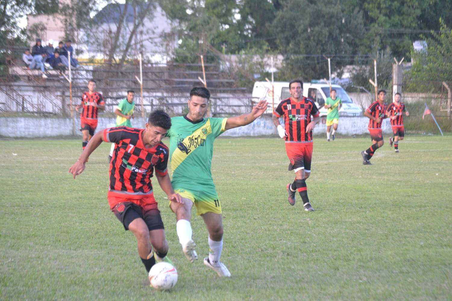 El "Coqui" Albornoz jugó un gran partido, tanto en defensa como en ataque mostró muchas ganas y sus desbordes en base a velocidad complicarona la defensa rojinegra.