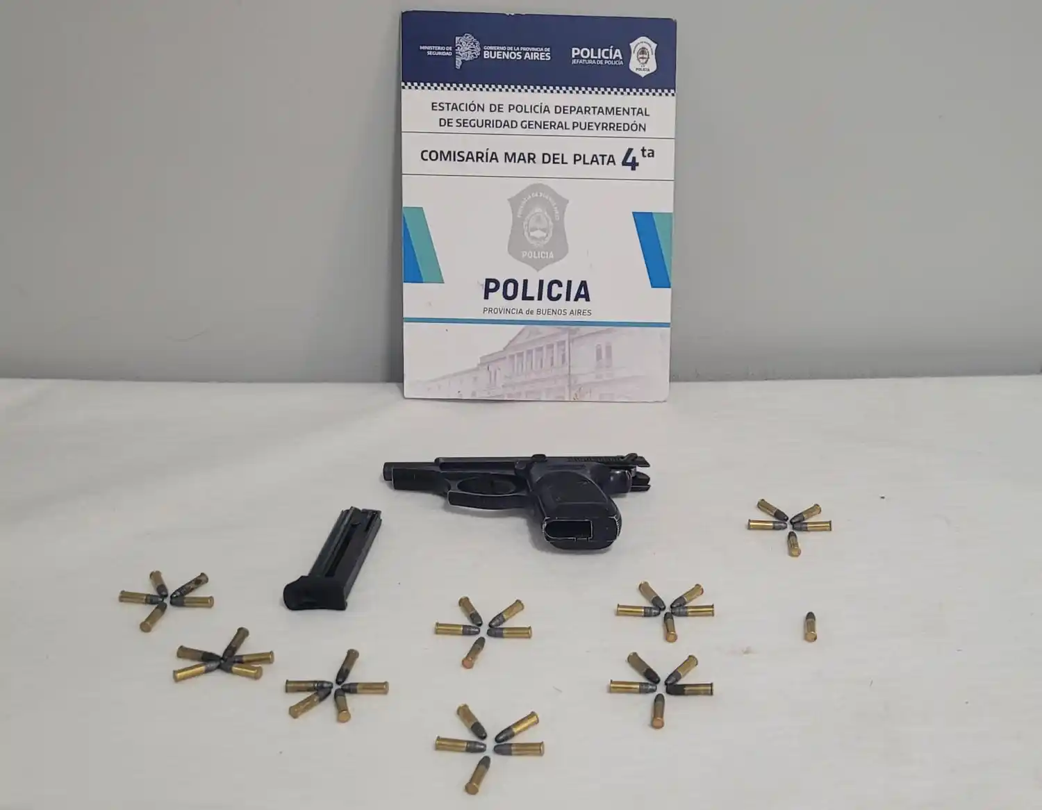 Ambas mujeres fueron imputadas por encubrimiento. También secuestraron la puerta de un Peugeot 207.