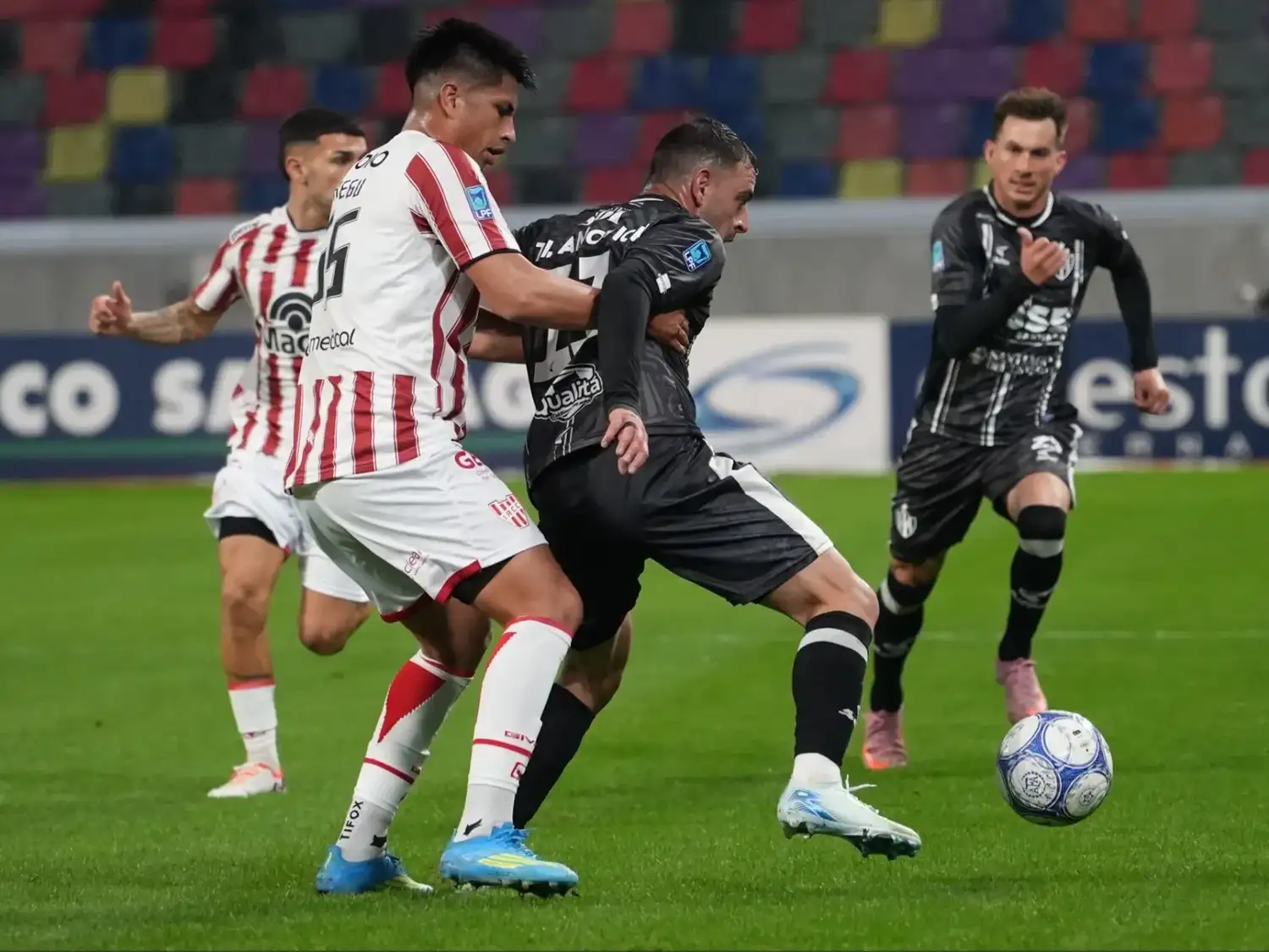 Instituto lo ganó al final y quedó arriba en la tabla