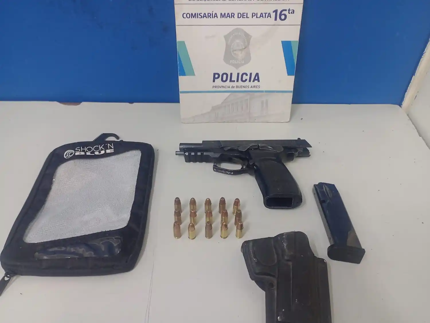 Secuestraron una pistola Bersa calibre 9 mm, municiones de ese mismo calibre, una funda de polímero, un Iphone 11 Pro y una camiseta de Alvarado.