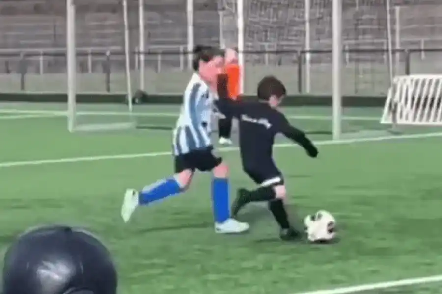 ¿Mateo Messi? El pibe que sorprende por su parecido al hijo del "Diez" y su talento con la pelota