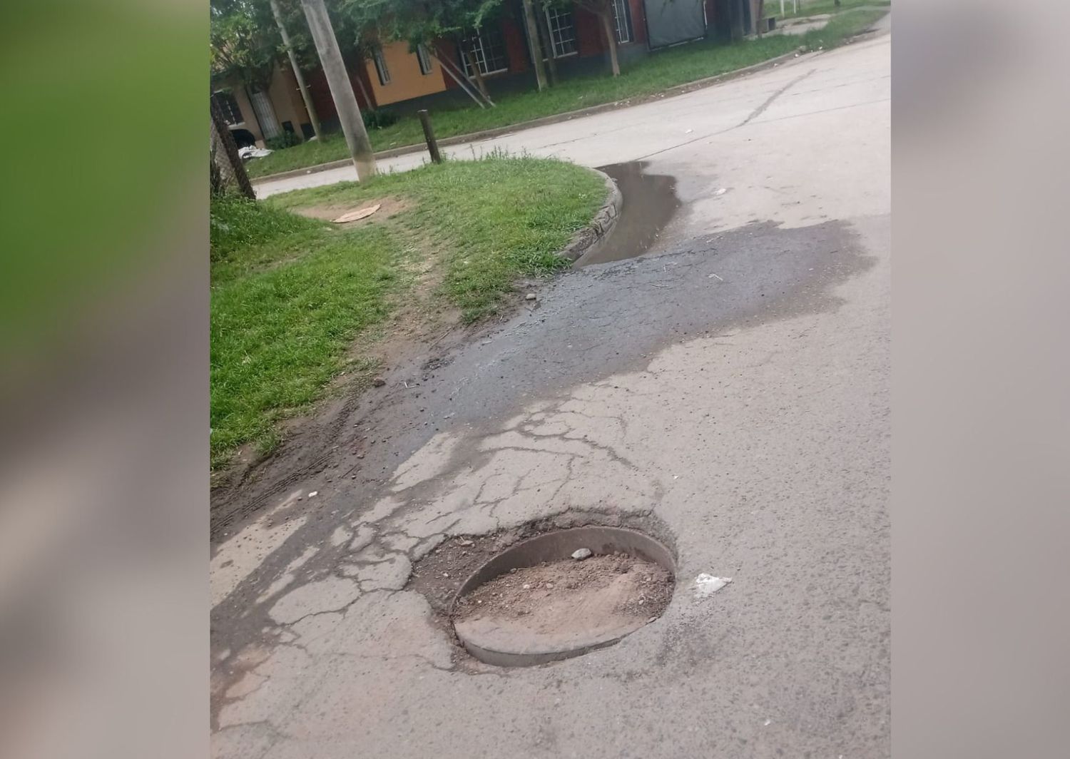 Calle Depietri: reclamos por una tapa de alcantarilla que está hundida