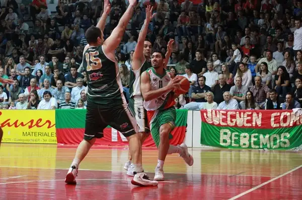 Neptunia ganó en suplementario y festejó el primer punto de la final