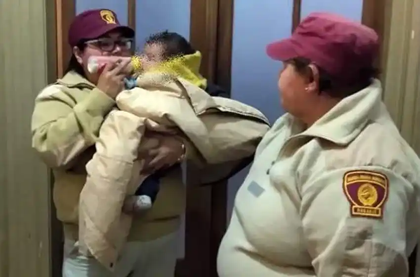 Dejó a su beba llorando dos horas en una carpa al borde del río