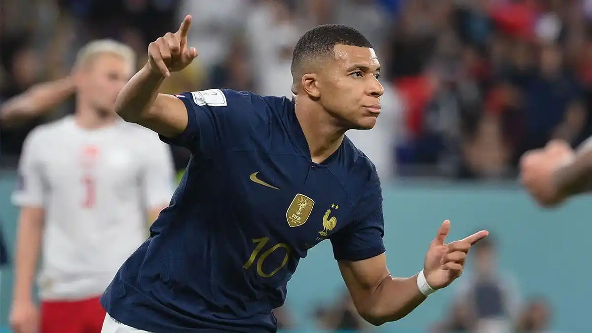 Por qué FIFA sancionó a Kylian Mbappé y qué pasará con la figura de Francia