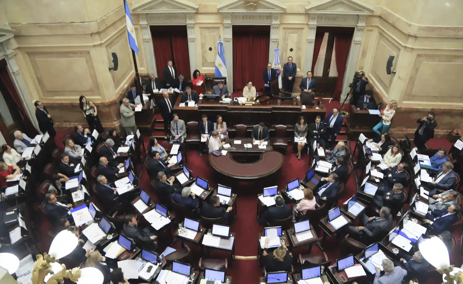 En una sesión exprés, el Senado aprobó diez leyes sin debate y con una sola votación