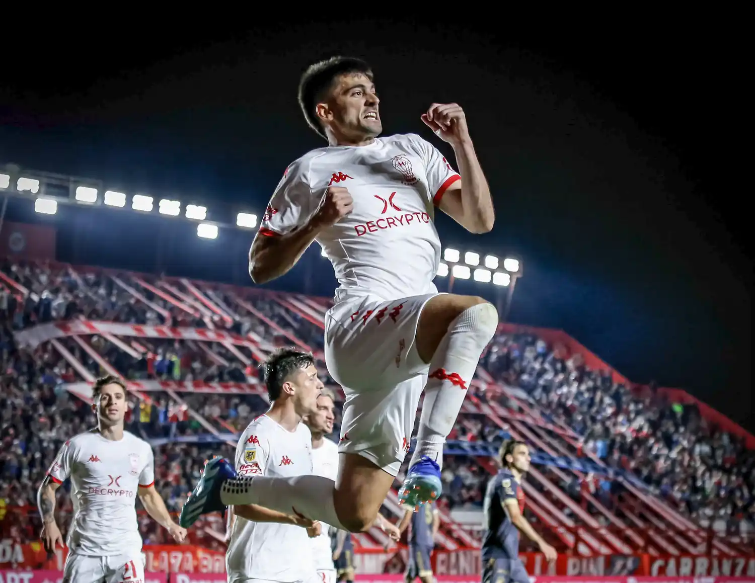 Huracán lo dio vuelta y salió de la zona de descenso