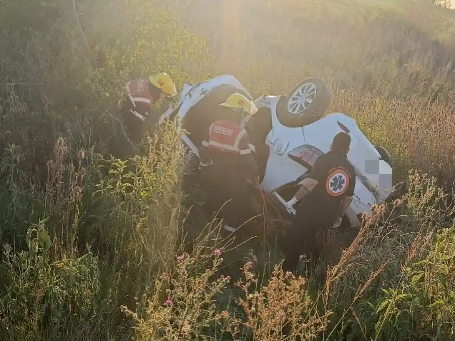 Un joven de Urdinarrain despistó, volcó y chocó contra un árbol en la Ruta 20: fue trasladado de urgencia al Hospital Centenario