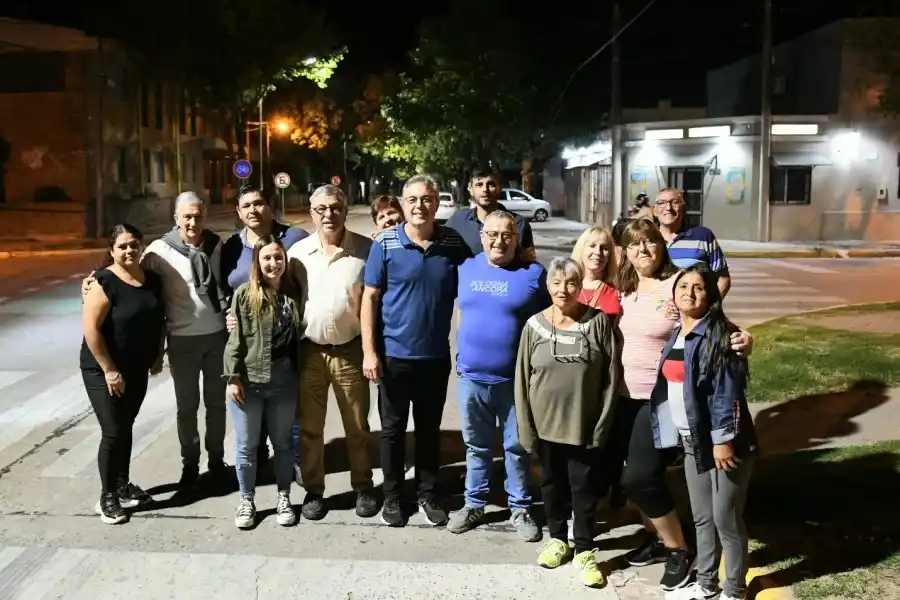El Intendente recorrió la obra de iluminación de barrio Italia