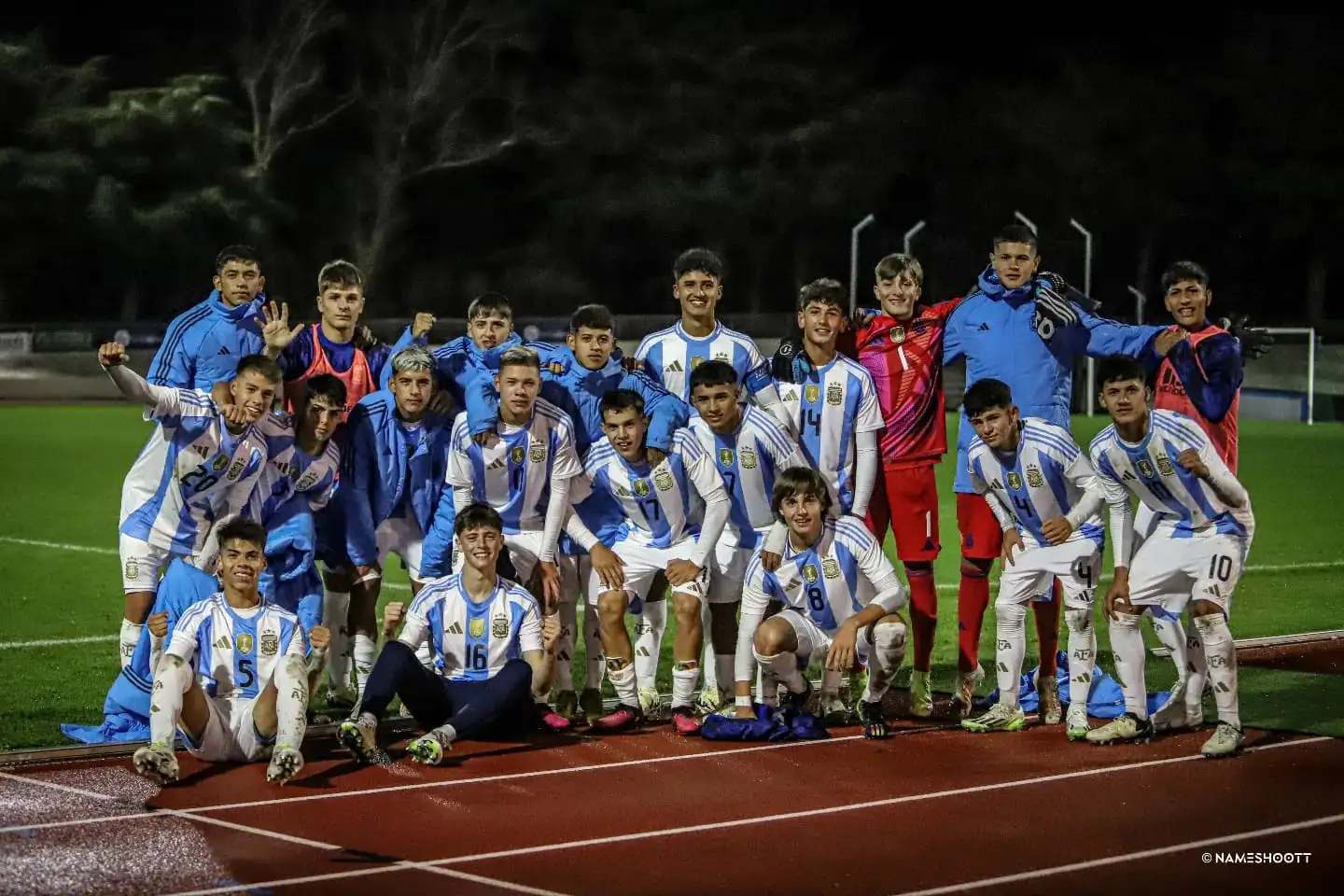 El equipo argentino que está jugando el Mundal en Montaigu con presencia de Thomas de Martis.