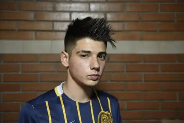 El colegio le negó el diploma por su corte de pelo