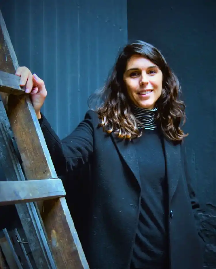 Julieta Moro, arquitecta de San Francisco posando frente a una escalera