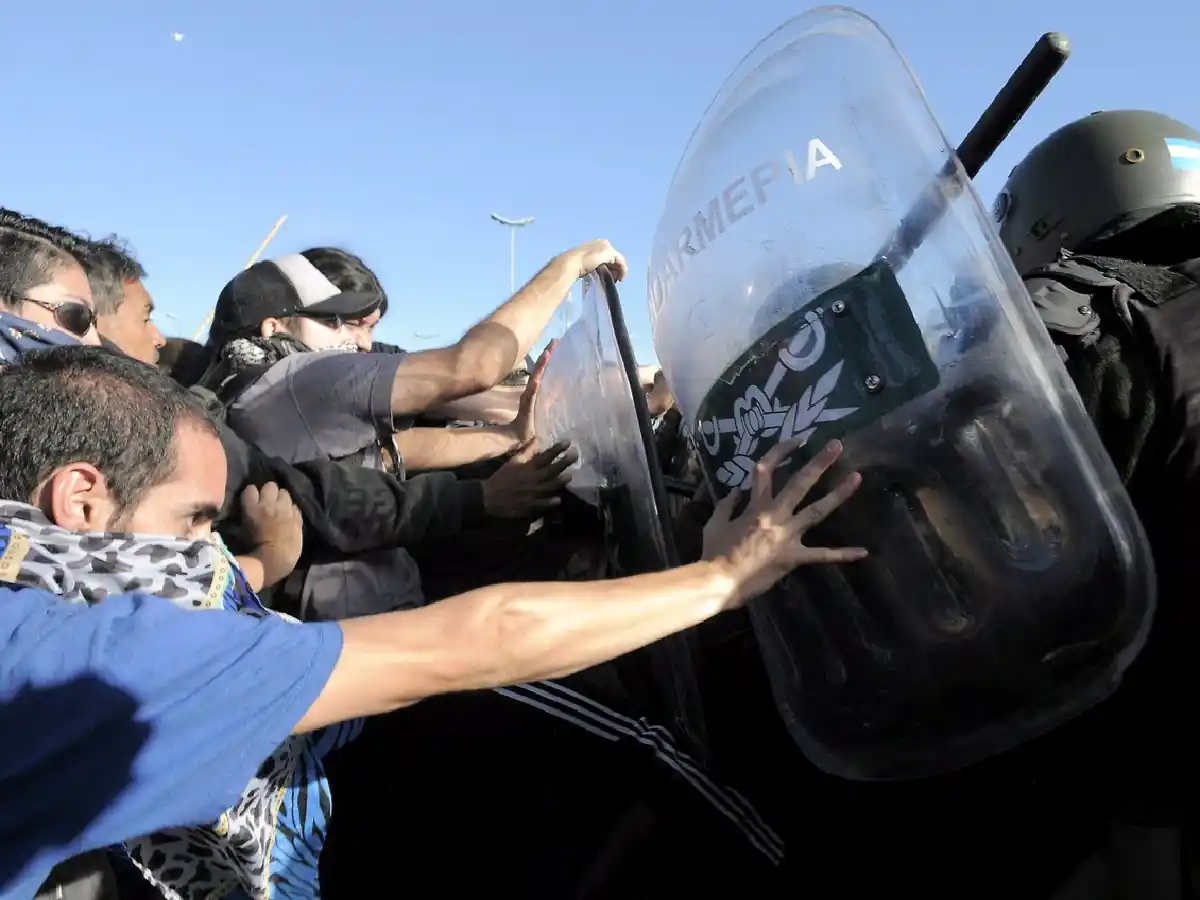 El primer paro a casi 16 meses de gobierno de Macri:  Cristina lo tuvo en su quinto año y Alfonsín a los 9 meses