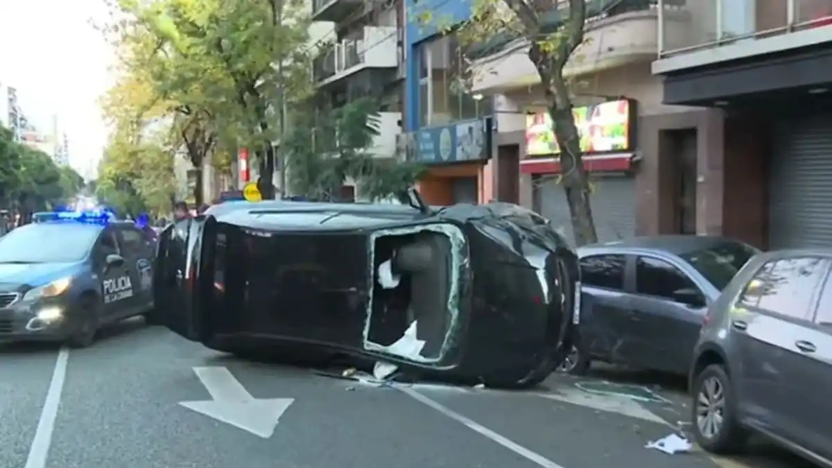 Triple choque y vuelco en el barrio porteño de San Cristóbal