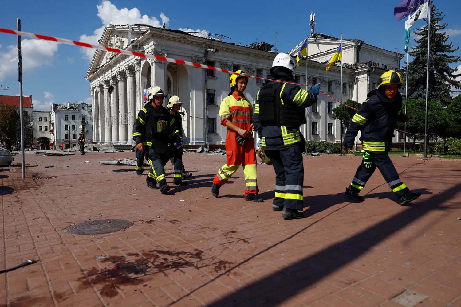 El ataque incluyó una plaza y un teatro.