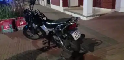 Una unidad de emergencia del SAME se presentó en la escena para asistir al motociclista.