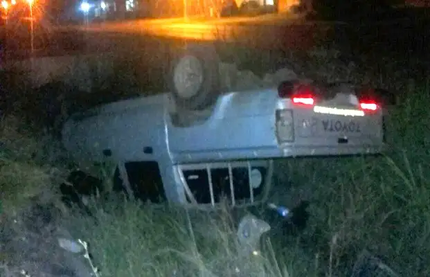 Una camioneta despistó  y cayó en una zanja en Urquiza al Oeste 