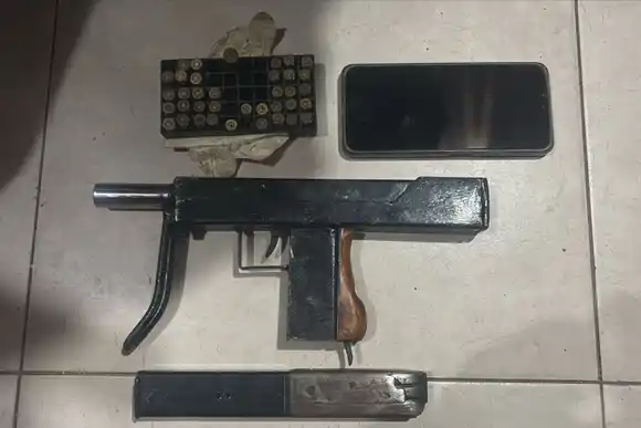 Cayó un joven que amenazó de muerte a su padre con una ametralladora en Tío Rolo