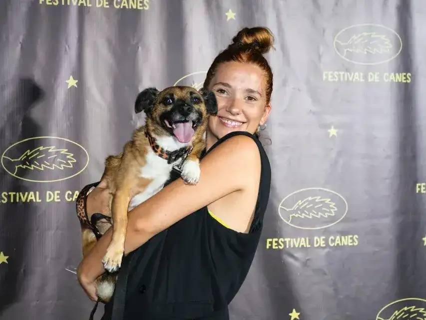 Paz Varales y su perro en el Festival de Canes. El evento ya convoca a miles de personas a compartir el amor por el cine y las mascotas.