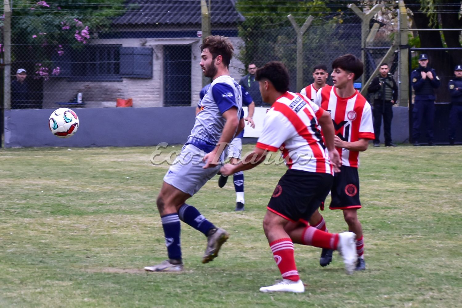 Figura. Lautaro Jansen, en busca del control del balón