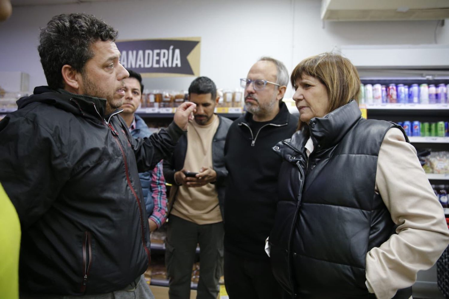 Bullrich y Valenzuela junto a uno de los comerciantes afectados.