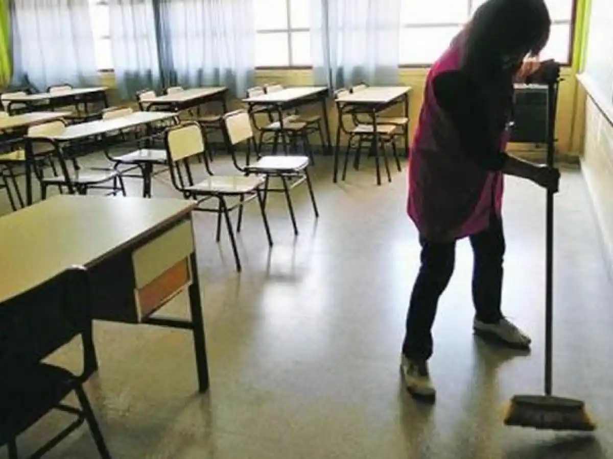 Cesantearán a 45 auxiliares escolares en San Francisco 